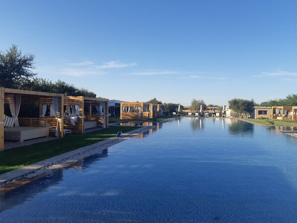 Piscina all'aperto, cabanas (a pagamento), ombrelloni da piscina