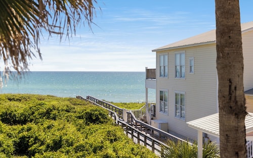 Kotilo linna - Persianlahden puolella, porteilla uima-allas, rantatuoleja, polkupyöriä