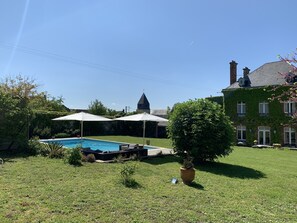 Una piscina al aire libre de temporada