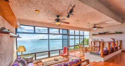 Beautiful condo with ocean view, shared pools and amazing views!