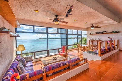 Beautiful condo with ocean view, shared pools and amazing views!