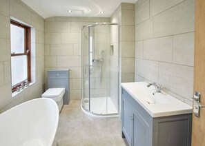 Shower, hair dryer, towels, soap - Host & Stay | Simba House (Saltburn-by-the-Sea)