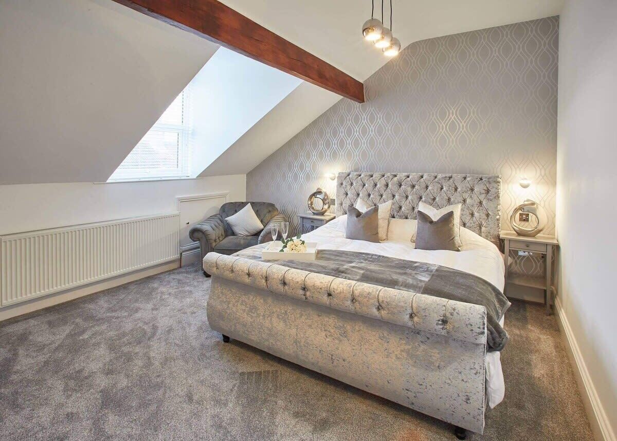 4 bedrooms, iron/ironing board, free WiFi, bed sheets