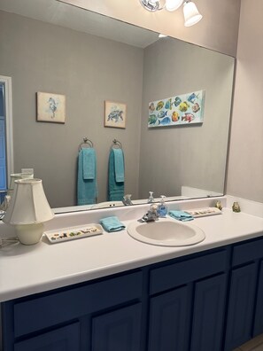 Bathroom - 3-bedroom house/ 3 full bath in serene St Simons-Best location on the Island! (St Simons)