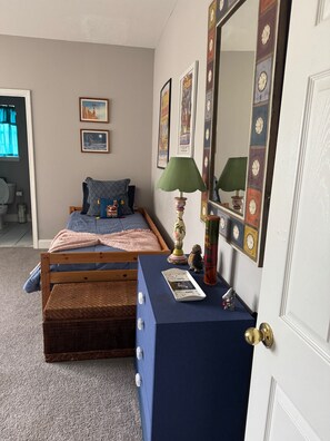 3 bedrooms, iron/ironing board, WiFi, bed sheets - 3-bedroom house/ 3 full bath in serene St Simons-Best location on the Island! (St Simons)