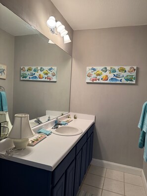 Jetted bath, hair dryer, towels, soap - 3-bedroom house/ 3 full bath in serene St Simons-Best location on the Island! (St Simons)