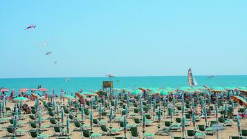 Playa en los alrededores, camastros y sombrillas
