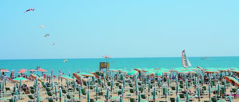 Una spiaggia nelle vicinanze, lettini da mare, ombrelloni