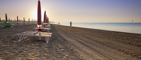 Nær stranden, solsenger og parasoller