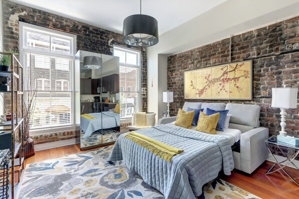 Iron/ironing board, WiFi, bed sheets