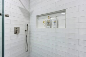 Douche, séchoir à cheveux, serviettes fournies, shampooing