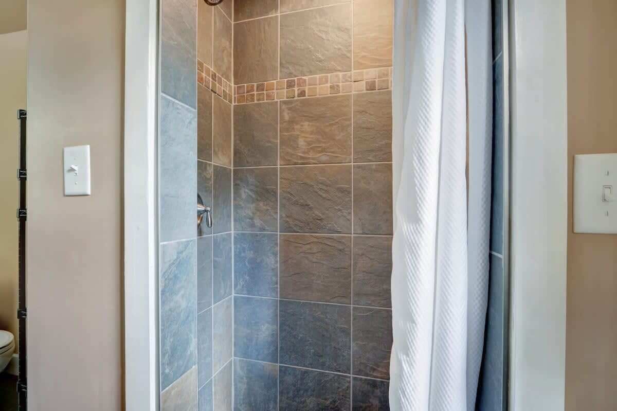 Een douche, een haardroger, handdoeken