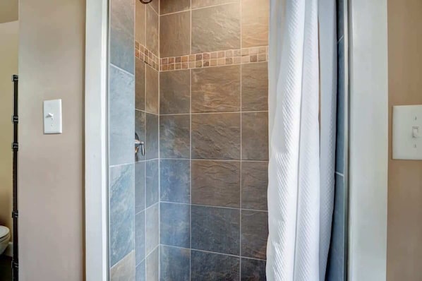 Dusche, Haartrockner, Handtücher