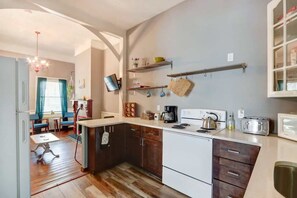 Fridge, microwave, oven, stovetop - Adorable Cottage 2 Blocks From Forsyth Park - B (Savannah)