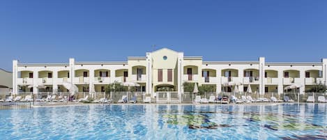 Una piscina al aire libre de temporada