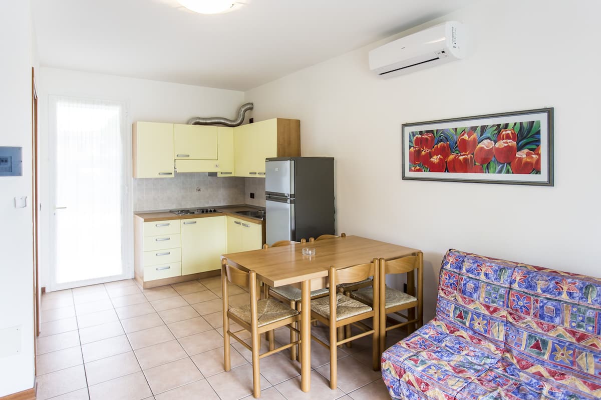 Full-sized fridge, cookware/dishes/utensils