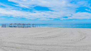 Plage, chaises longues, serviettes de plage