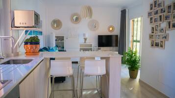 Een koelkast, een magnetron, een oven, een kookplaat