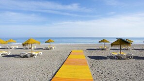 En la playa, camastros y toallas de playa 