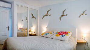 1 habitación, tabla de planchar con plancha y cuna de viaje 