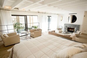 Apartment, 1 Bedroom | 1 bedroom, desk