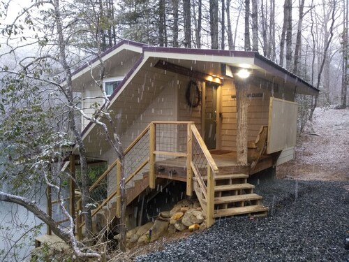 Pet friendly Little House, Fire pit, paddle boat, 2 hammocks, porch swing, grill