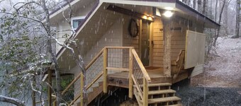 Pet friendly Little House, Fire pit, paddle boat, 2 hammocks, porch swing, grill