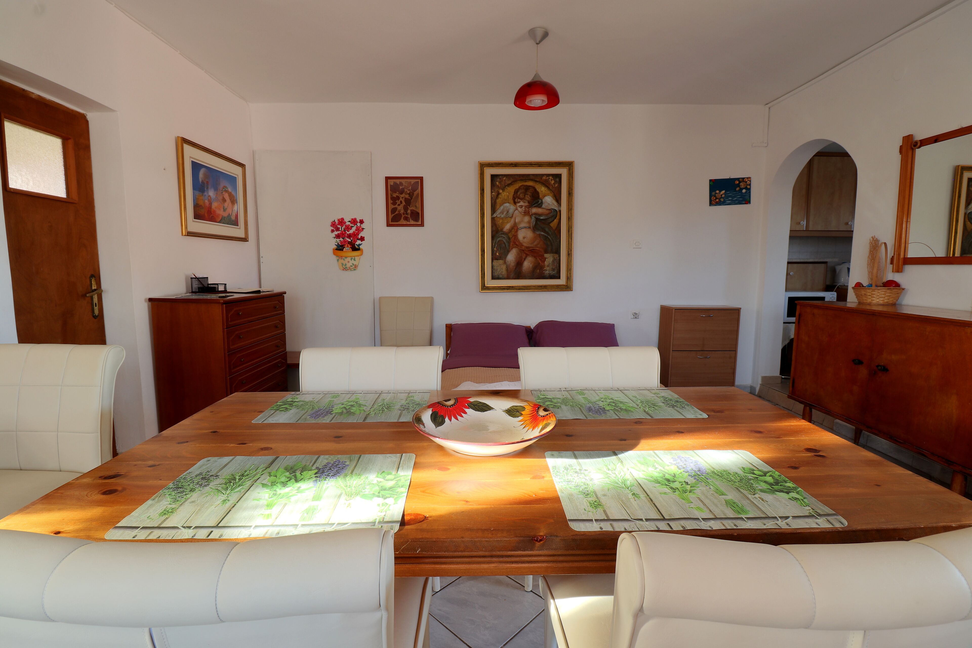 Hypo-allergenic bedding, desk, iron/ironing board, free WiFi