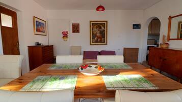 Hypo-allergenic bedding, desk, iron/ironing board, free WiFi