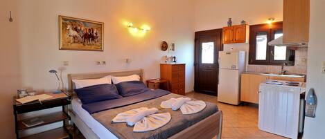 Studio (1st floor) | 1 sovrum, allergitestade sängkläder, skrivbord och strykjärn/strykbräda