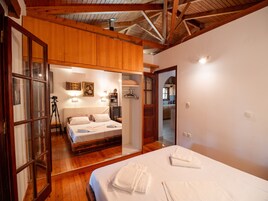 Ropa de cama hipoalergénica, escritorio y tabla de planchar con plancha 