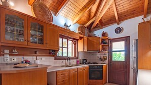 Una cocina con armarios de madera, una estufa y un refrigerador.