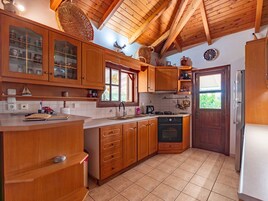 Refrigerador con freezer, horno, placa de cocina, cafetera expreso