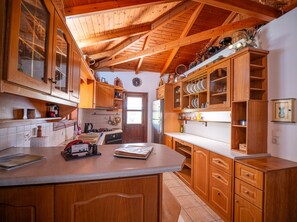 Apartamento família | Cozinha privada | Geladeira grande, fogão, cooktop, máquina de café expresso