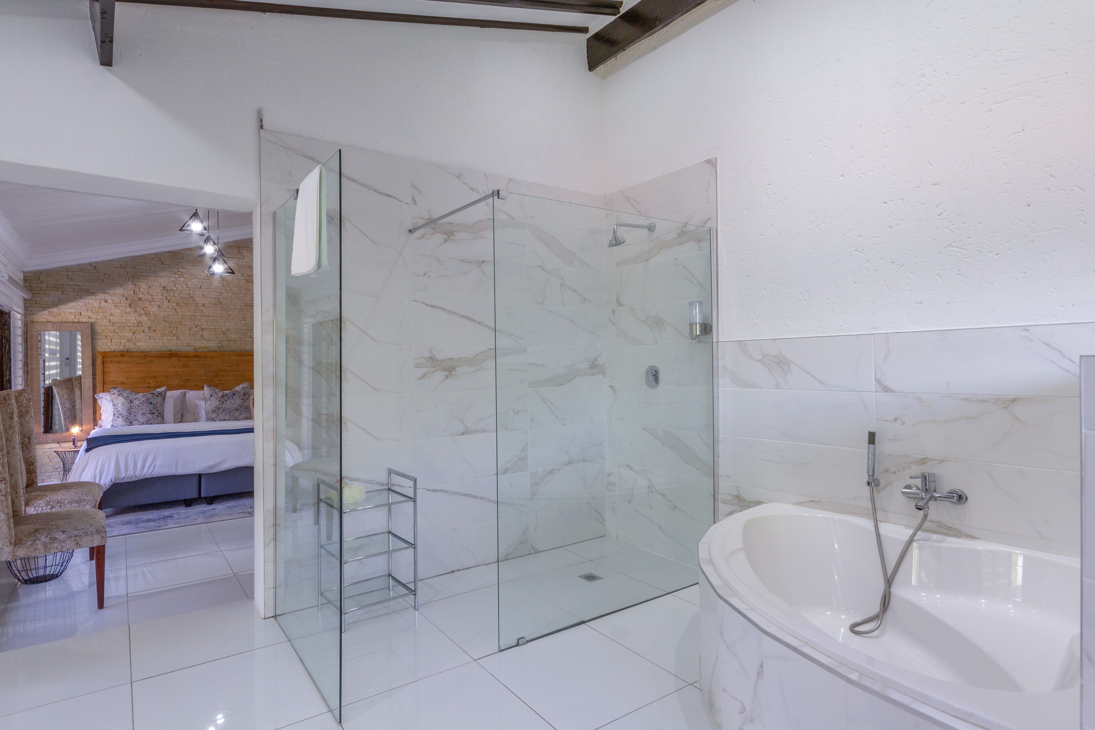 Habitación superior, 1 cama de matrimonio grande | Baño | Artículos de higiene personal gratuitos, secador de pelo y toallas