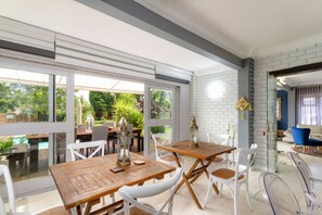 Petit déjeuner, déjeuner et dîner servis sur place