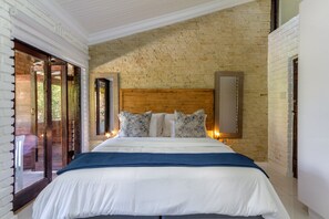 Camera Superior, 1 letto king | Una cassaforte in camera, una scrivania, ferro/asse da stiro