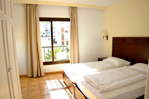 Individually furnished, laptop workspace, free cribs/infant beds