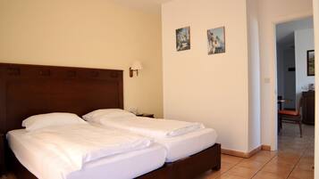 Individually furnished, laptop workspace, free cribs/infant beds