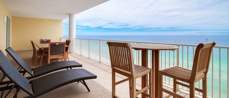 屋外ダイニングエリア