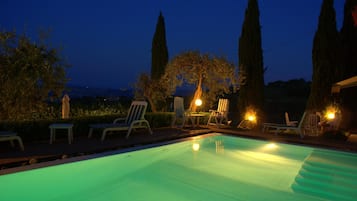 Piscine extérieure (ouverte en saison), chaises longues