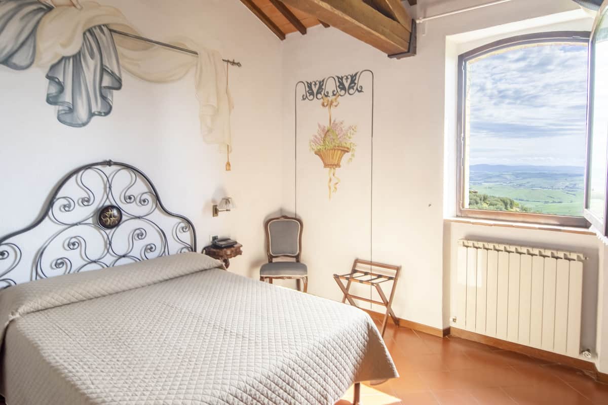 superior double room | 1 bedroom, minibar, desk, iron/ironing board