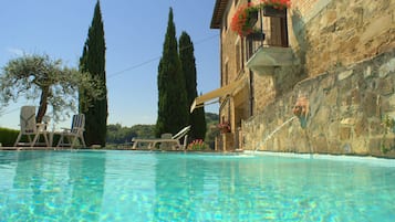 Piscine extérieure (ouverte en saison), chaises longues