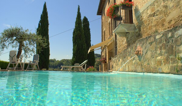 Seasonal outdoor pool, open 9:30 AM to 7:00 PM, pool loungers