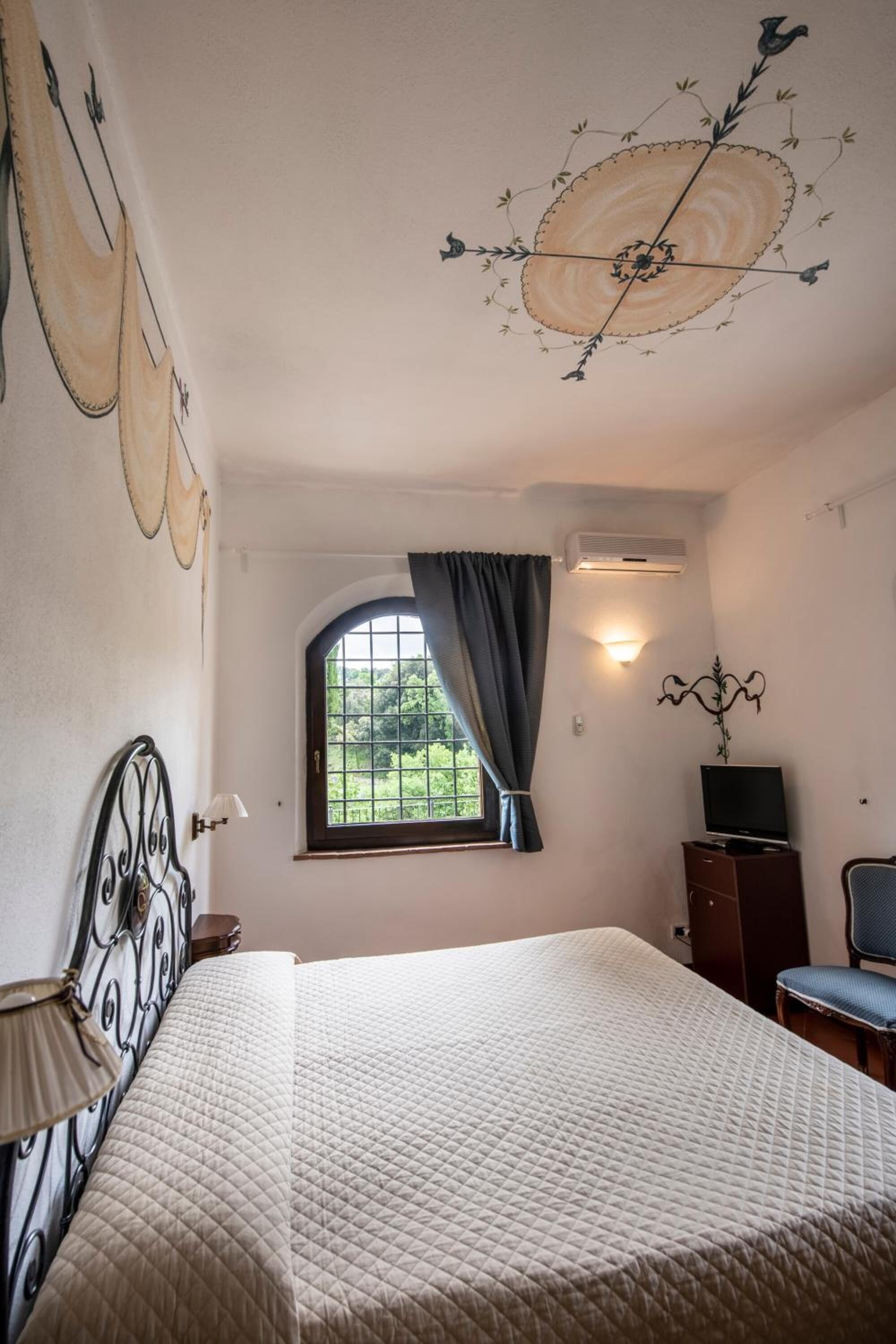 1 bedroom, minibar, desk, iron/ironing board