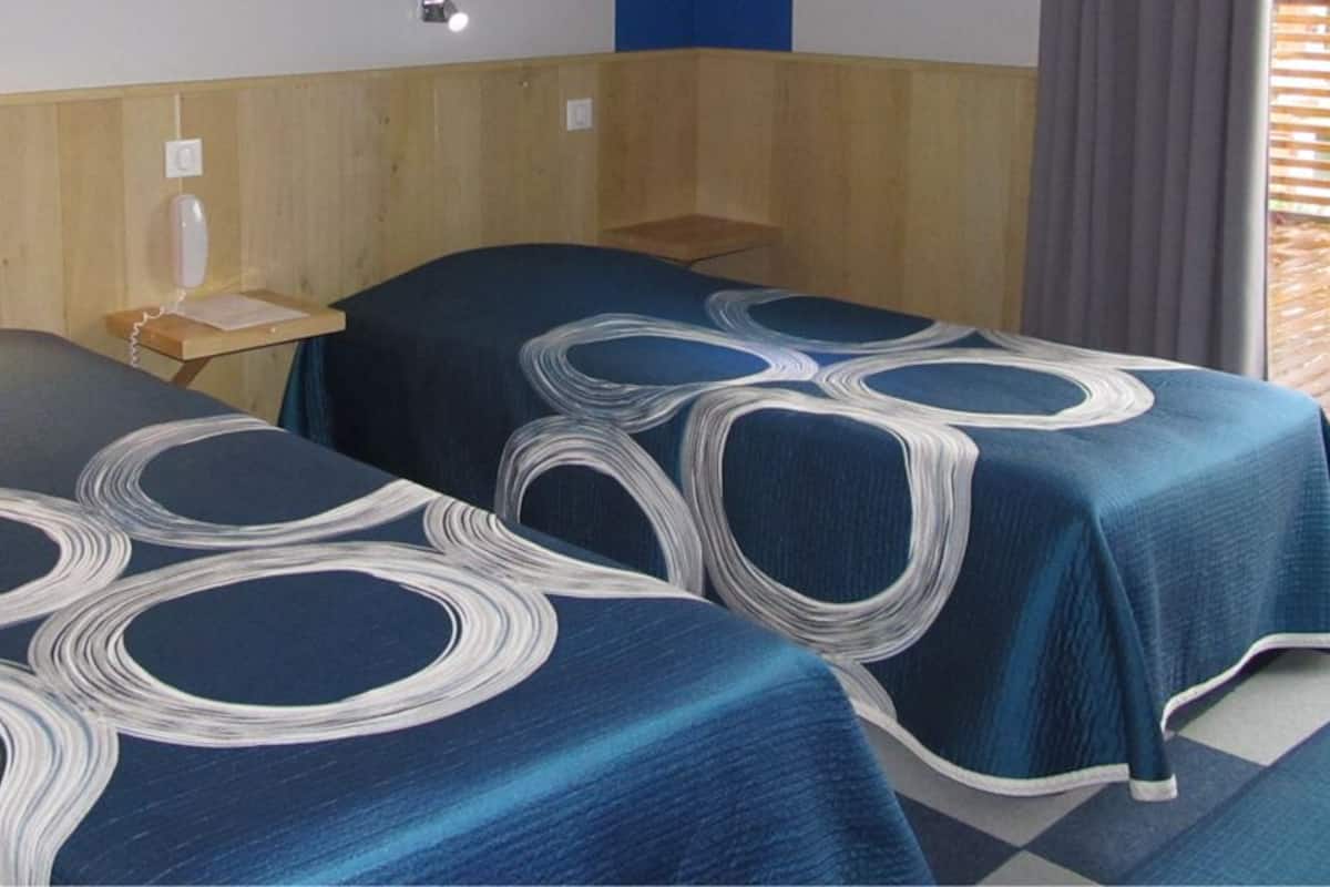 Habitación cuádruple | Espacio para trabajar con laptop, cunas gratuitas y wifi gratis