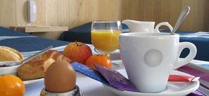 Déjeuner continental (9 EUR par personne)