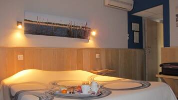 Double Room, Balcony | Laptop workspace, free cots/infant beds, free WiFi, bed sheets