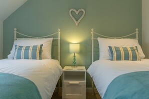 3 bedrooms, iron/ironing board, internet, bed sheets
