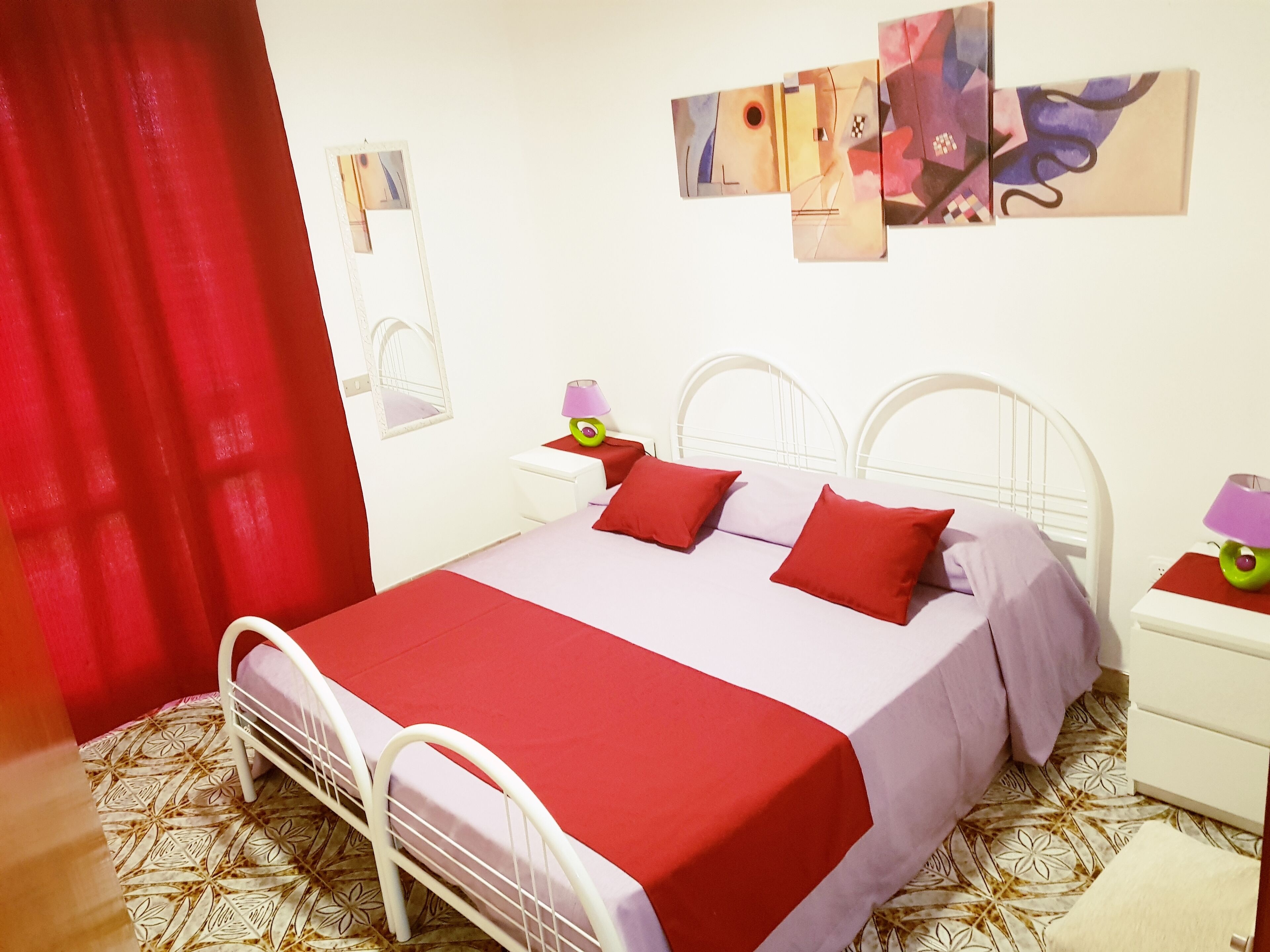 4 chambres, bureau, fer et planche à repasser, lit parapluie